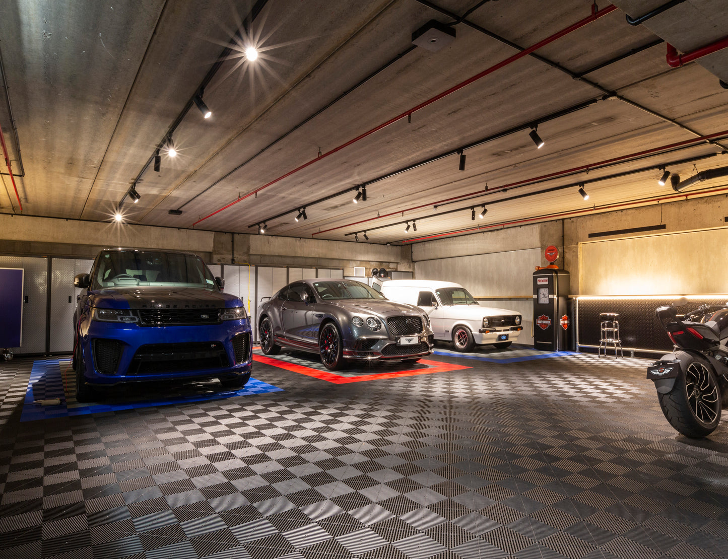 SHOWROOM Flexible but tough flooring tiles