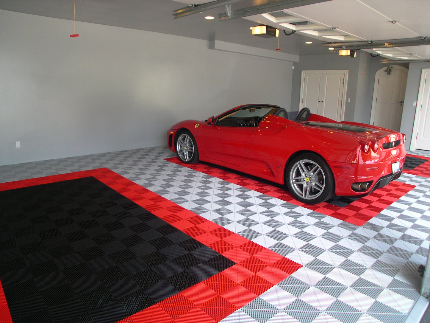 SHOWROOM Flexible but tough flooring tiles