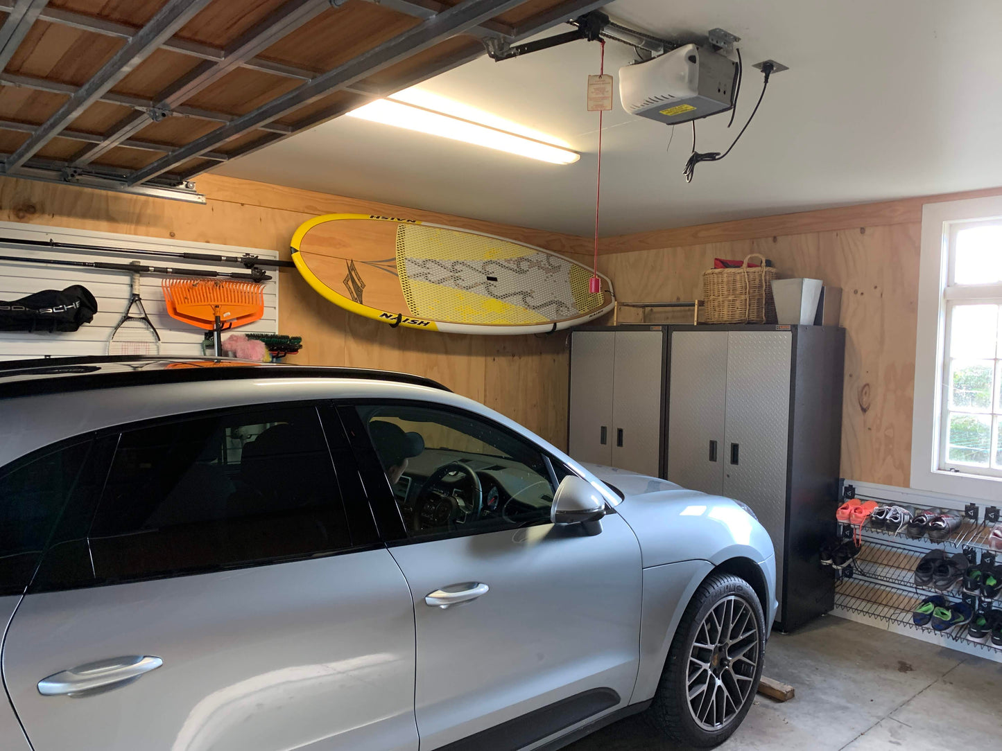 SHOWROOM Well organised double garage