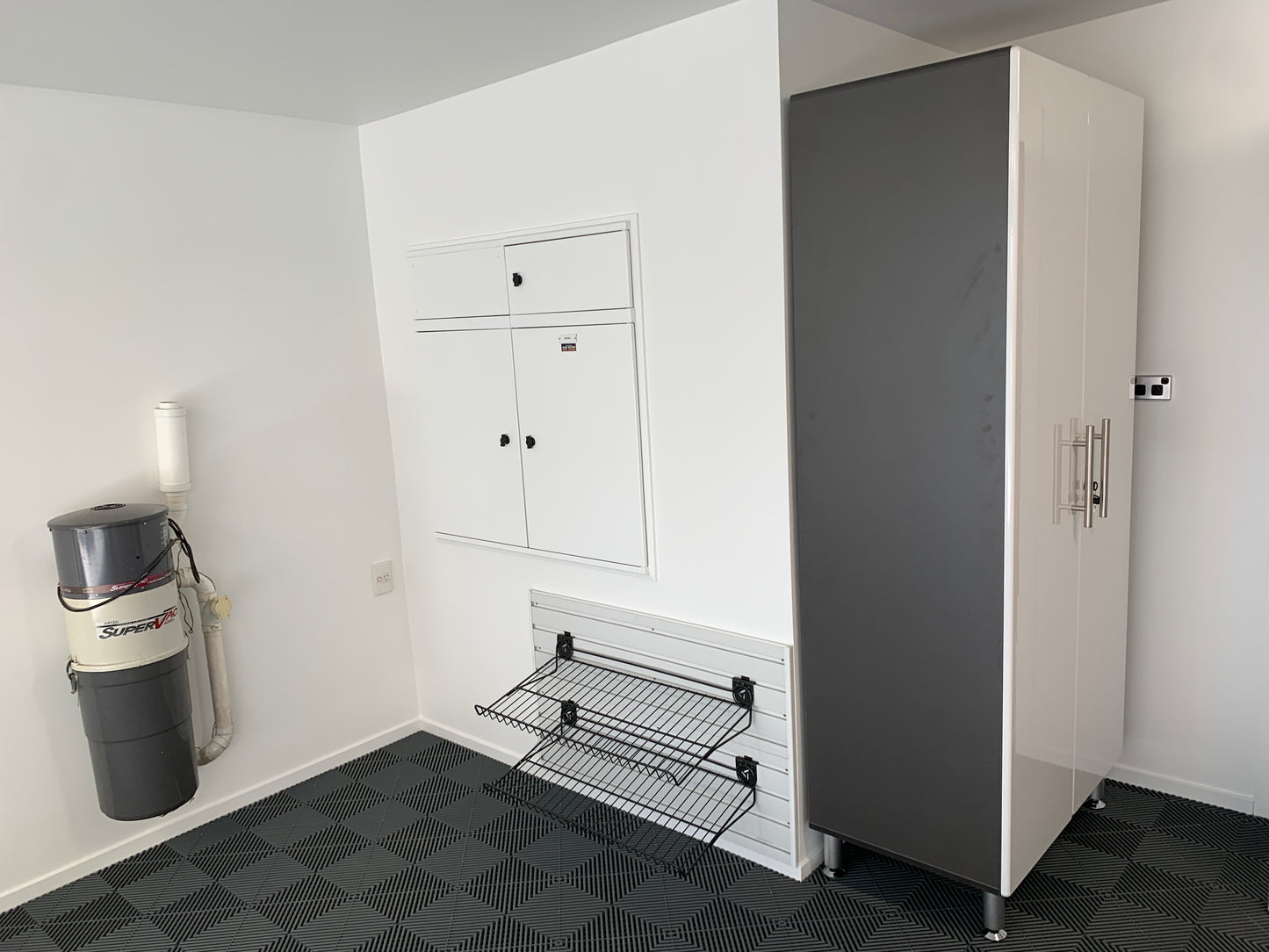 SHOWROOM Garage & Storage Room