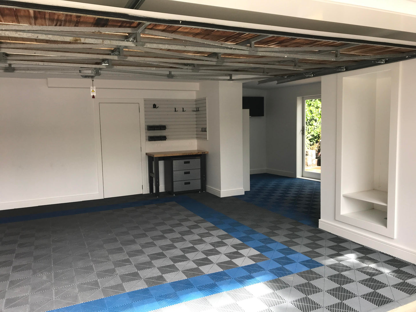 SHOWROOM Flexible but tough flooring tiles